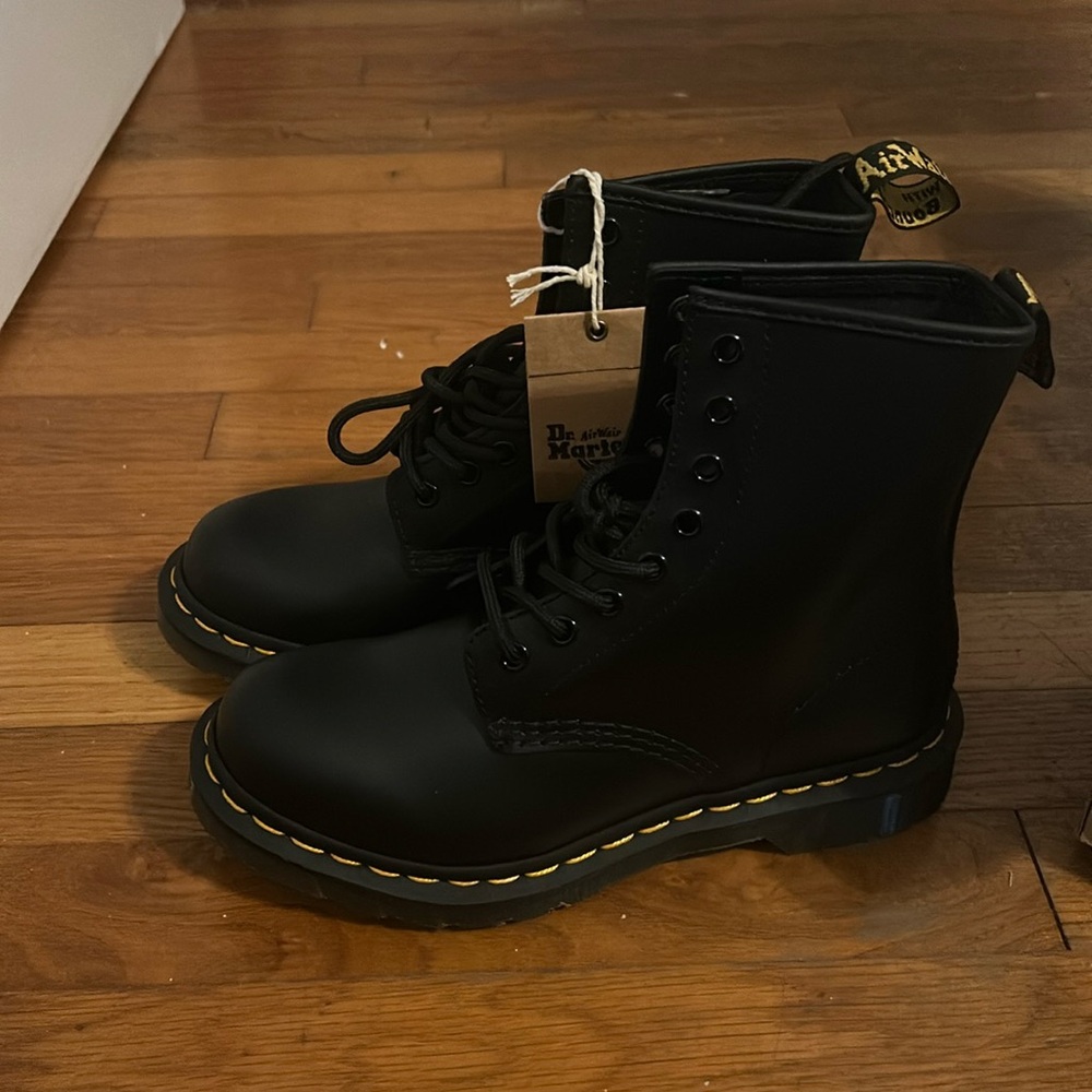 Dr. AirWair Martens Size 6 NWT and Box